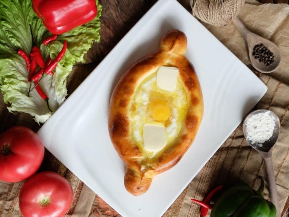 Хачапури по-аджарски с яйцом
