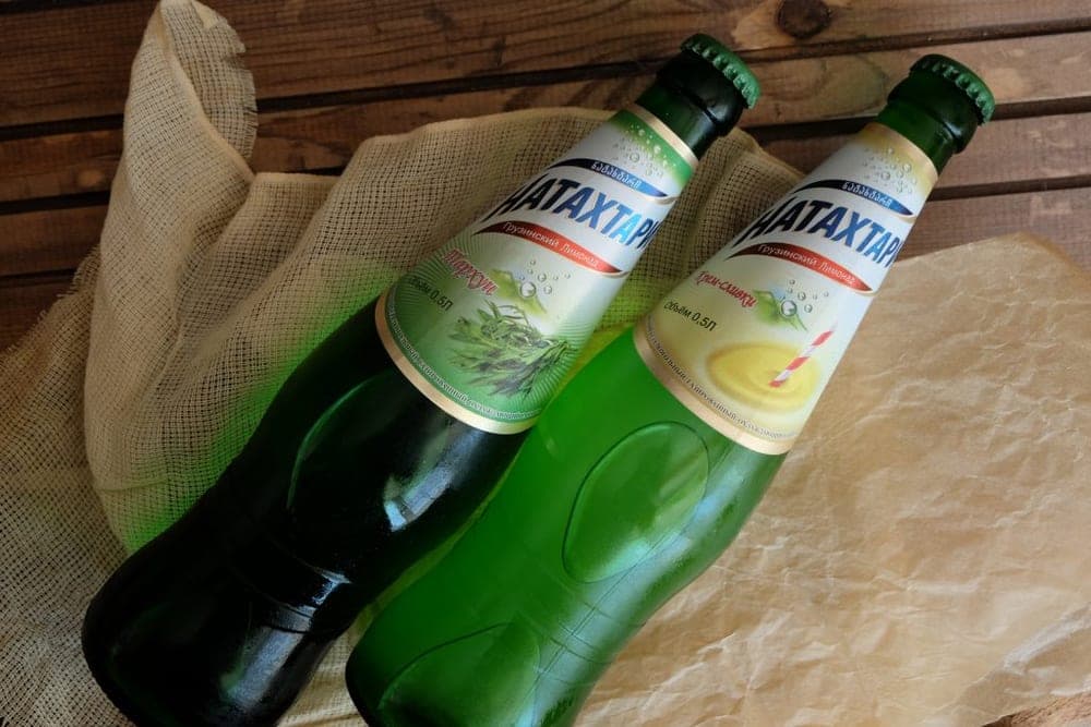 Две бутылки грузинского лимонада «Натахтари» на деревянном столе